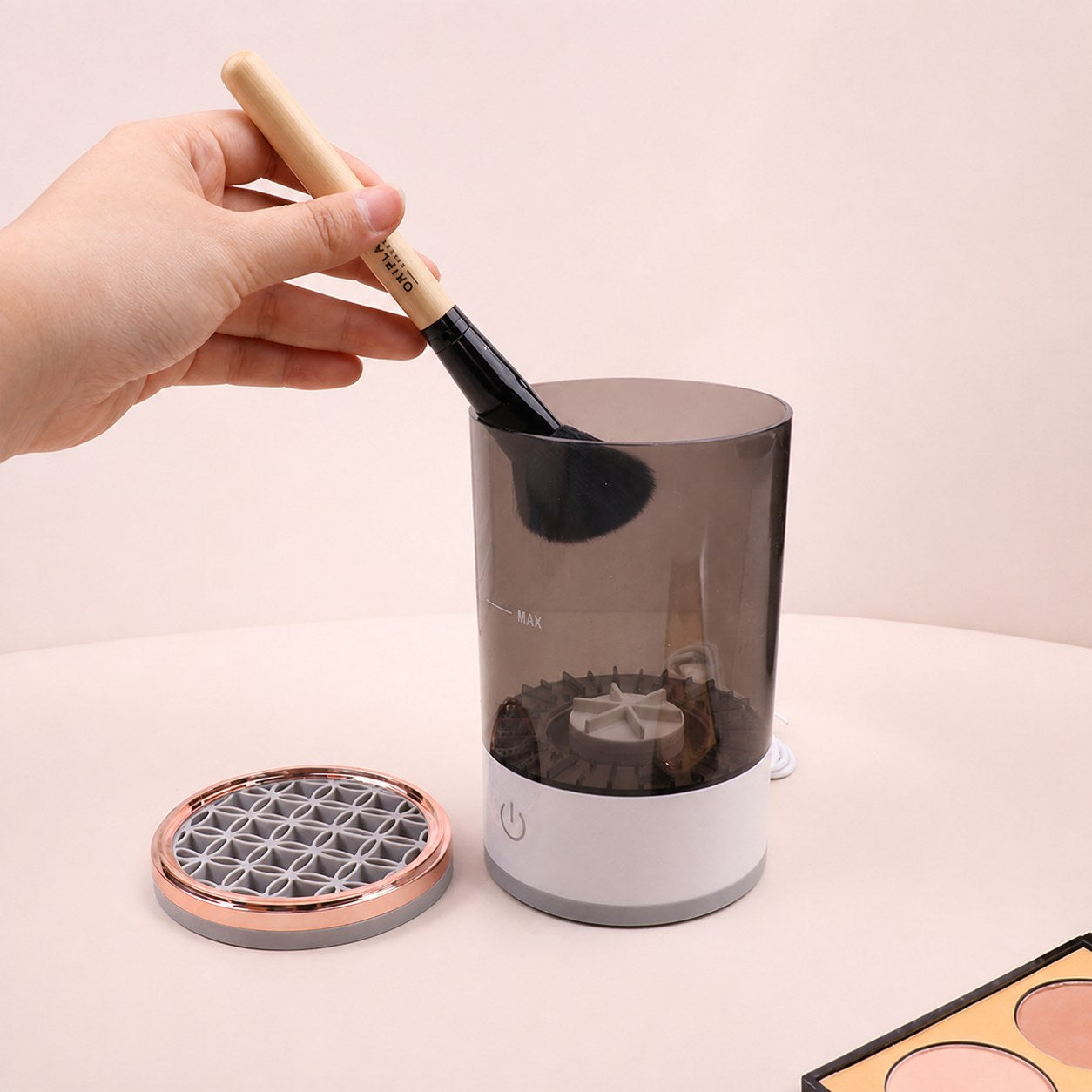 Limpiando una brocha de maquillaje sobre el tocador