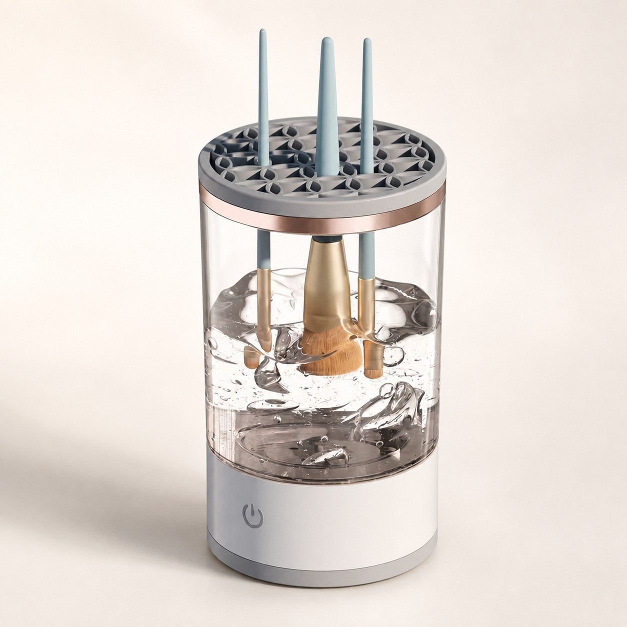 Brochas limpiándose dentro del vaso con agua