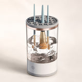 Brochas limpiándose dentro del vaso con agua